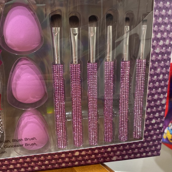 COPY - NWT.  Essentials Collection, 13 piece makeup storage/brush set. - Picture 3 of 15